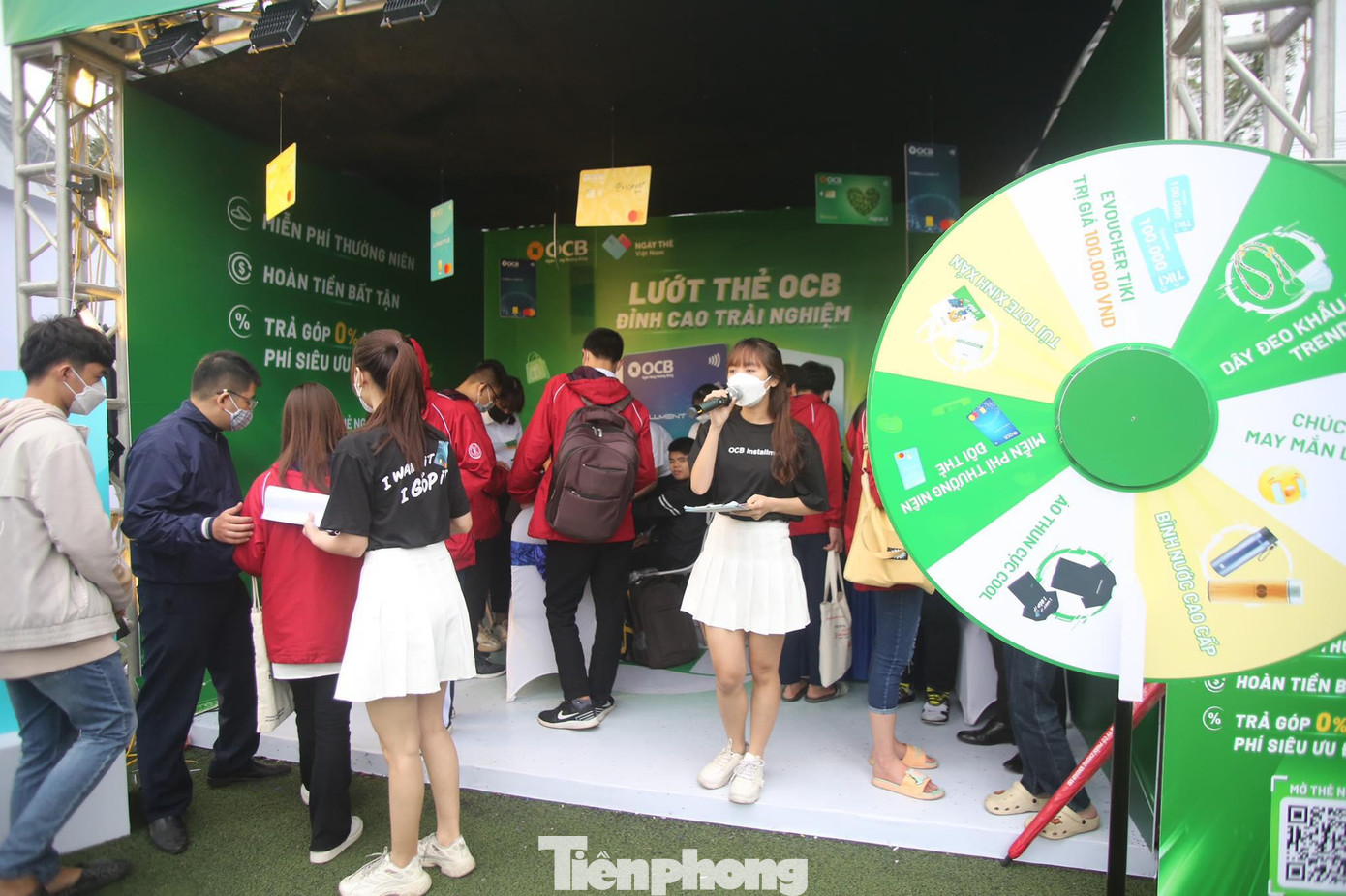 Khách hàng tấp nập ghé thăm gian hàng của OCB.