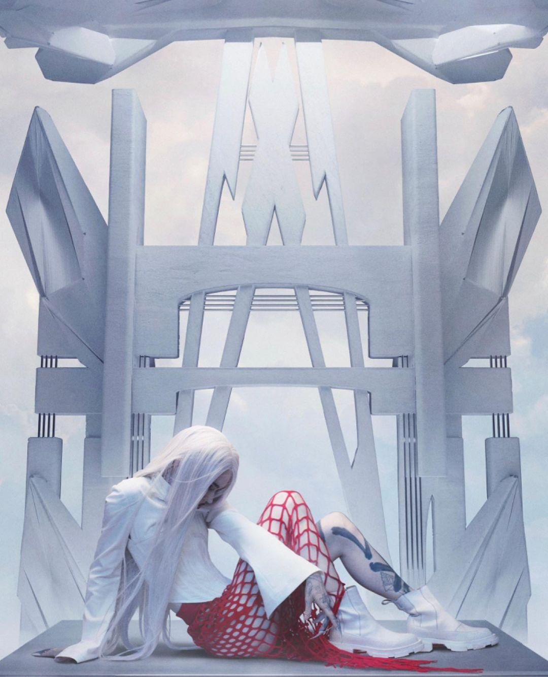 Được biết, bộ ảnh được chụp tại nhà của nữ ca sĩ ở Austin, Texas (Mỹ) - nơi cô sống gần tình cũ giàu nhất thế giới và hai con chung, bé trai X Æ A-12 (1 tuổi) và bé gái Exa Dark Sideræl (4 tuổi).