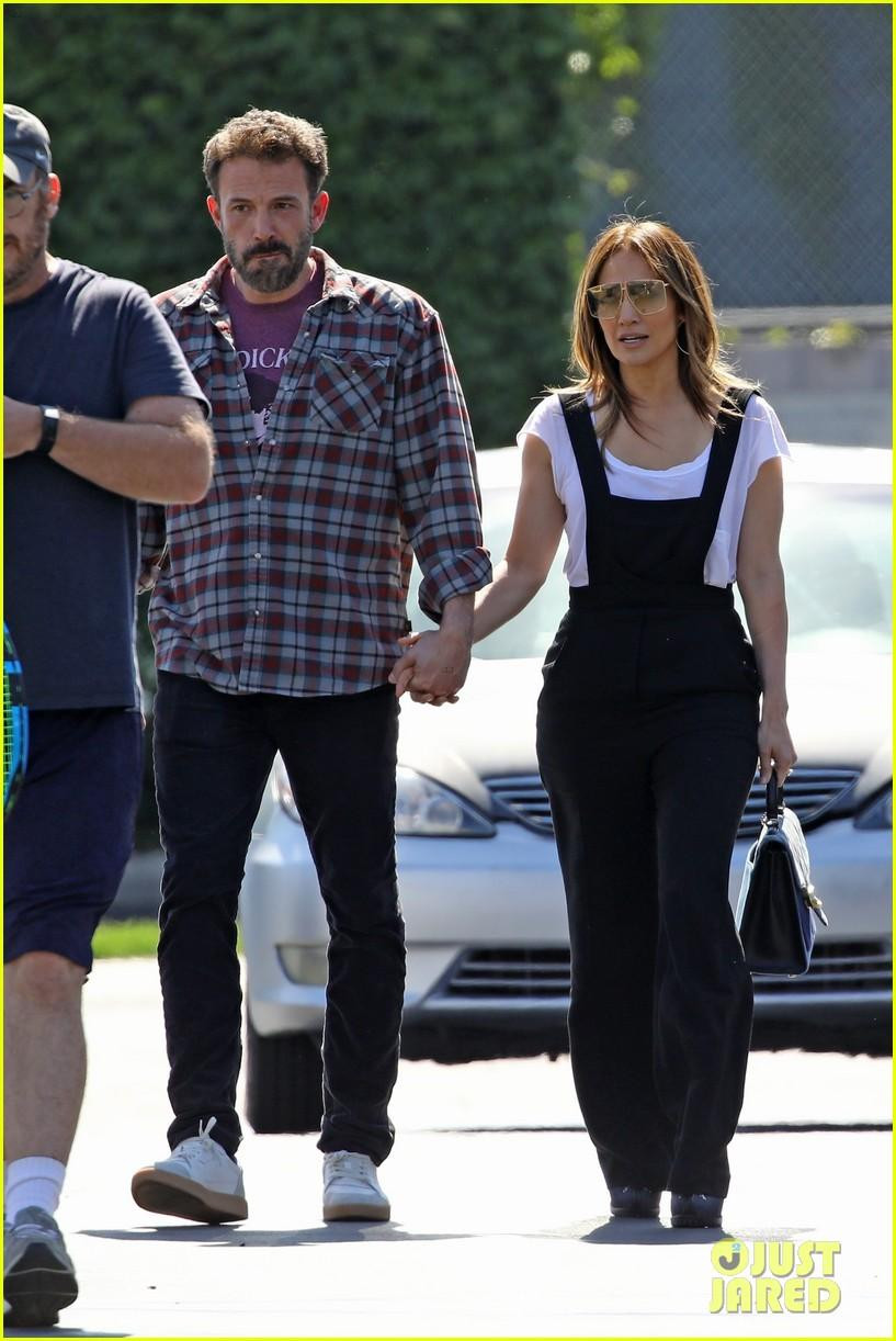 Chiều cùng ngày, cặp đôi được nhìn thấy tay trong tay đi dạo trên phố Los Angeles, vẫn mặc trang phục lúc hôn nhau ở nhà. Chiều cùng ngày, cặp đôi được nhìn thấy tay trong tay đi dạo trên phố Los Angeles, vẫn mặc trang phục lúc hôn nhau ở nhà.