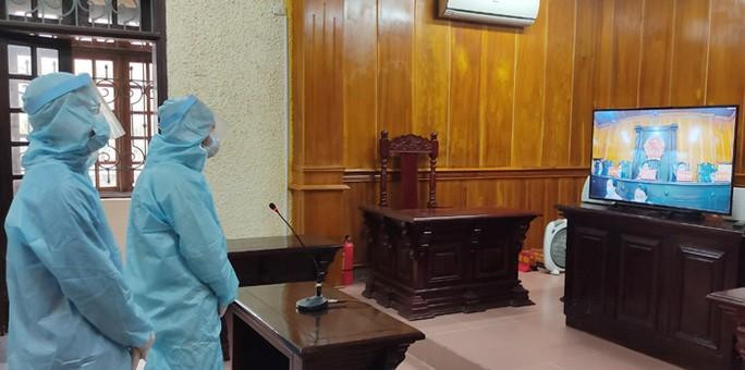 Một số bị cáo bị nhiễm Covid-19, được bố trí xét xử tại phòng riêng. 54 bị cáo trong đường dây đánh bạc ngàn tỉ hầu tòa - Ảnh 2.