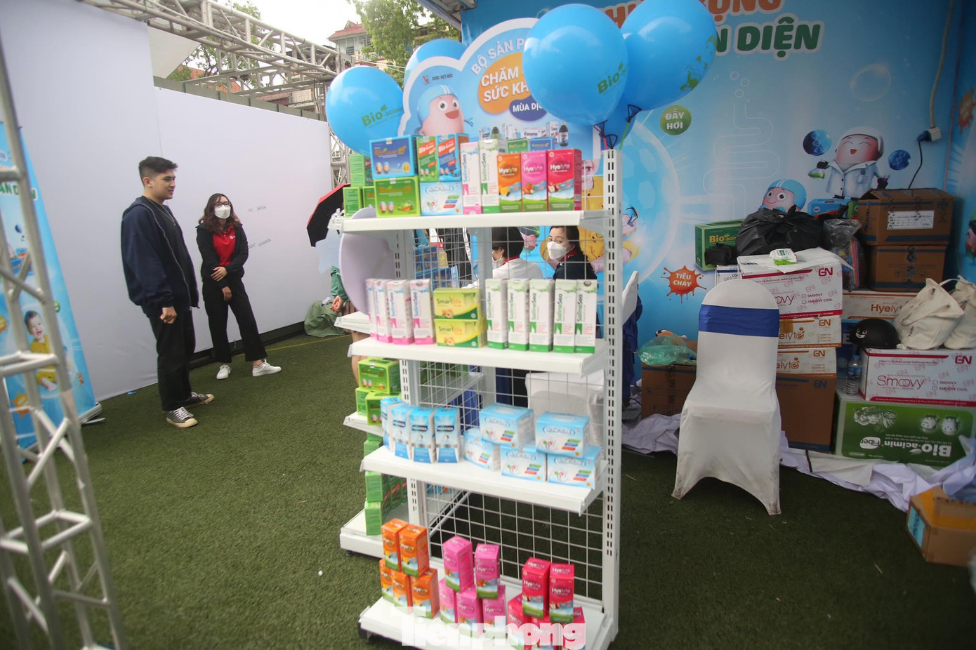 Khu vực dành cho mẹ và bé được trang trí màu xanh dương tươi mát.