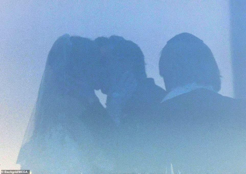 Brooklyn Beckham và Nicola Peltz đã kết hôn vào chiều tối ngày thứ Bảy (9/4, giờ địa phương) và trao nhau nụ hôn kéo dài 6 giây trước sự chứng kiến của gia đình, bạn bè và các vị khách nổi tiếng tại dinh thự của gia đình tỷ phú Nelson Peltz.