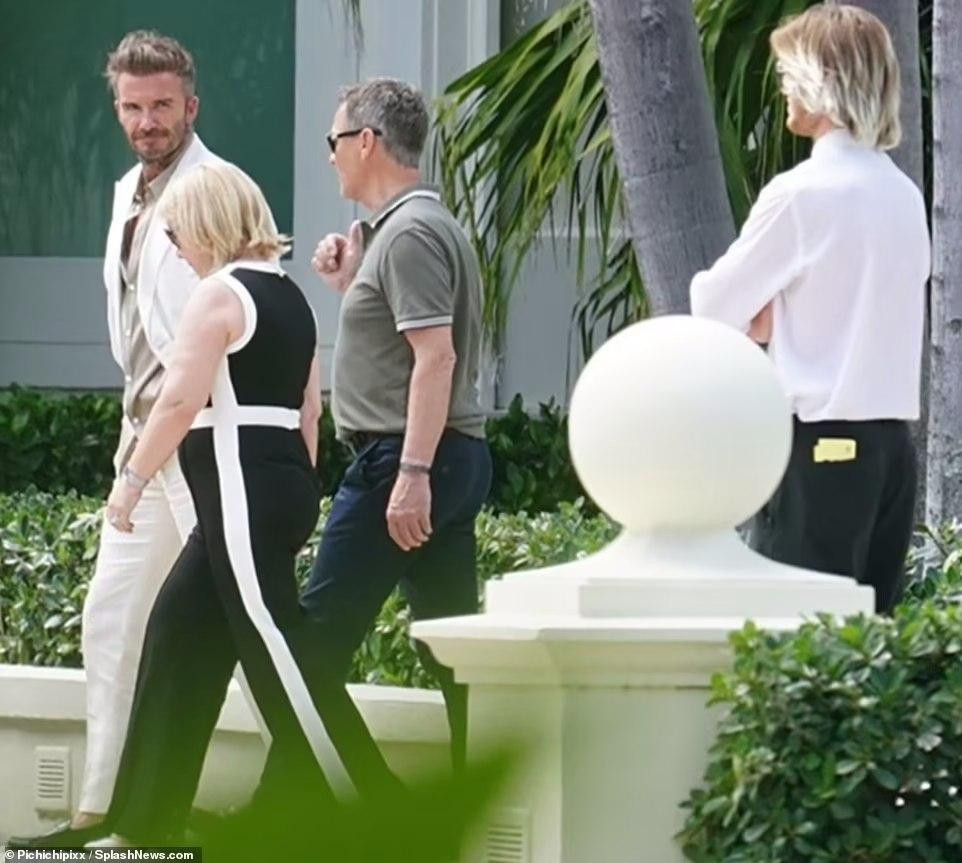 David Beckham cũng được nhìn thấy đi bộ đến tiệc sáng cùng các vị khách. Cựu danh thủ sinh năm 1975 được cho là đã khóc khi phát biểu tại hôn lễ của con trai cả. Ngoài kể về quá trình sinh ra và lớn lên của con trai, David còn nhắn nhủ con dâu: "Chúng ta yêu con rất nhiều. Chúng ta rất vui vì con trở thành một phần của gia đình".