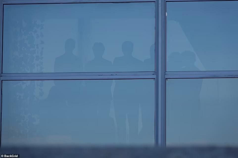 Vì đám cưới diễn ra riêng tư với ba lớp an ninh, paparazzi chỉ chụp được bóng cô dâu - chú rể đằng sau lớp kính che kín. Daily Mail cho biết, có 6 phù rể và 6 phù dâu tháp tùng hai nhân vật chính. Cặp đôi nhiều khả năng thề nguyện gắn kết trọn đời bên dưới một chuppah - nơi tổ chức hôn lễ theo nghi lễ của người Do Thái (tỷ phủ Nelson Peltz là người Do Thái). Ngoài ra, theo truyền thông quốc tế, cặp đôi cũng sẽ có một hôn lễ khác theo nghi lễ Công giáo (gia đình Beckham theo đạo Công giáo).