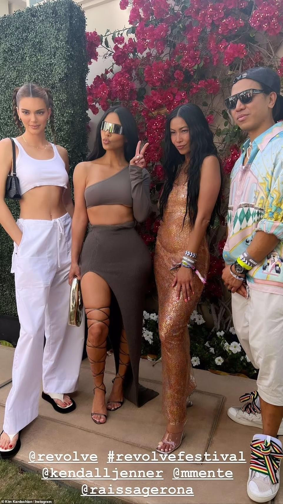 "Siêu mẫu đắt giá nhất thế giới" Kendall Jenner cũng tham gia lễ hội. Khác với chị gái sang chảnh, thời thường, người đẹp sinh năm 1995 mặc áo ba lỗ dáng crop-top và quần ống rộng trắng khỏe khoắn.