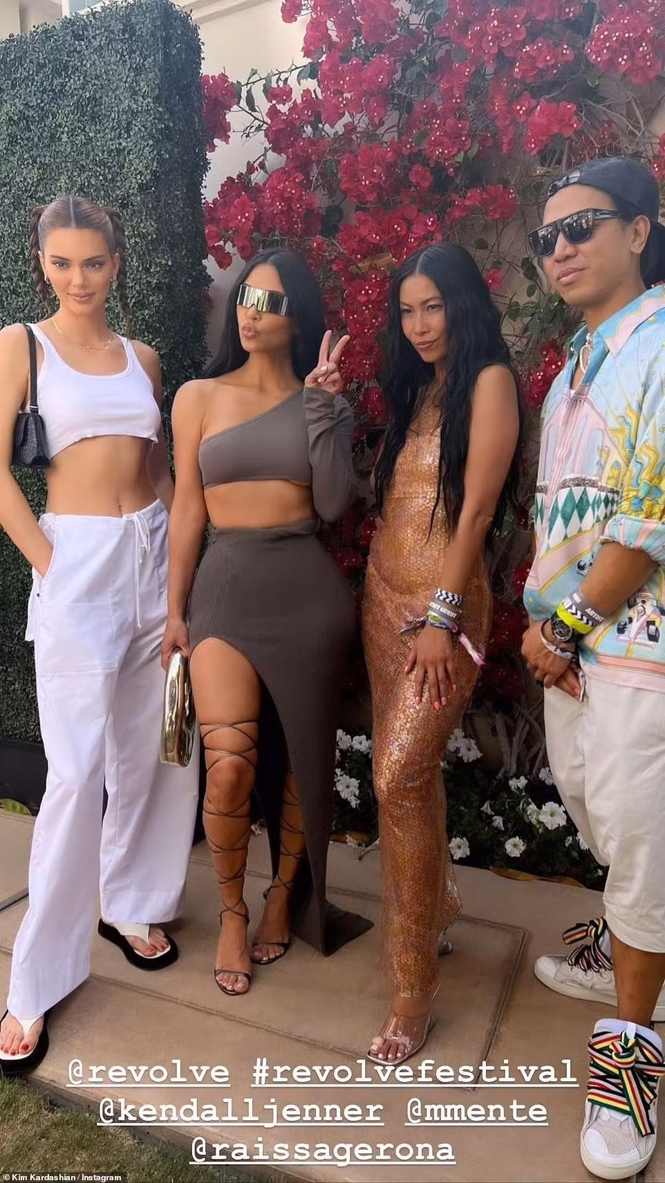 "Siêu mẫu đắt giá nhất thế giới" Kendall Jenner cũng tham gia lễ hội. Khác với chị gái sang chảnh, thời thường, người đẹp sinh năm 1995 mặc áo ba lỗ dáng crop-top và quần ống rộng trắng khỏe khoắn.