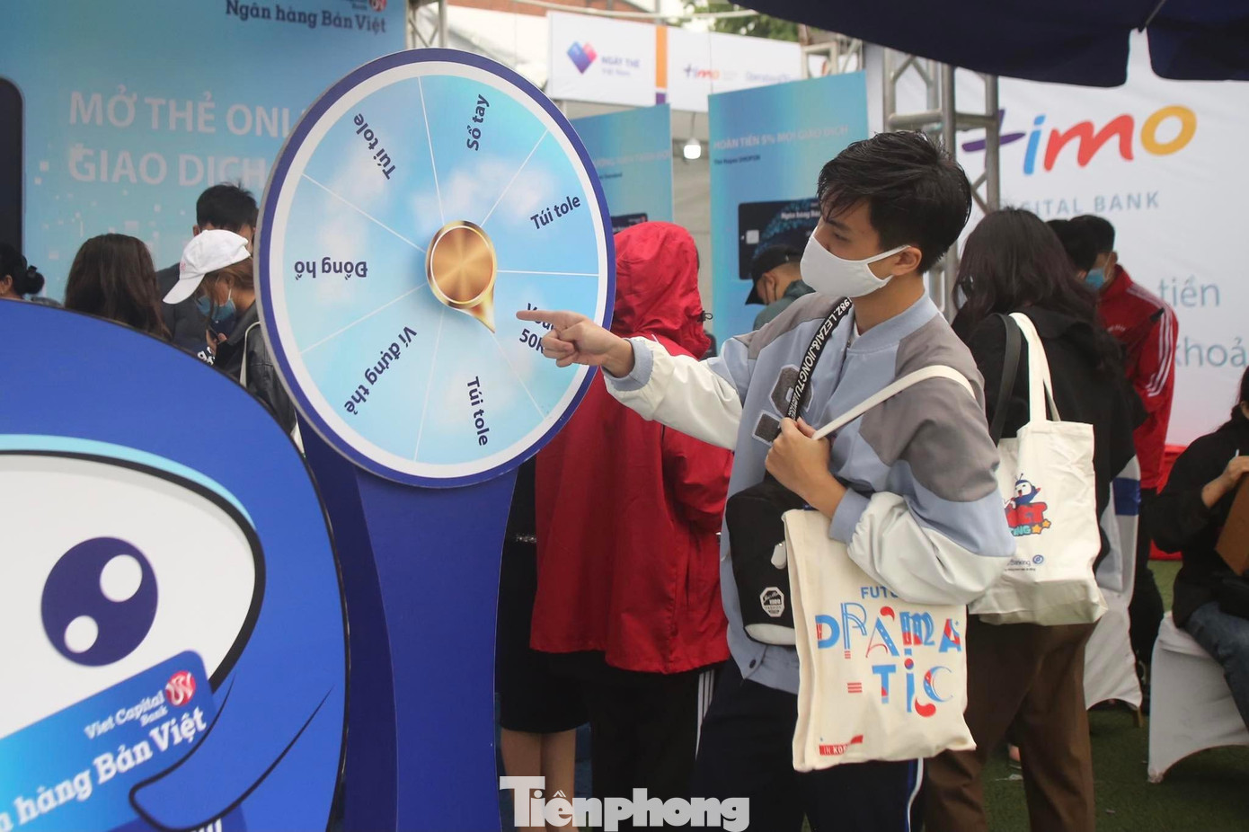 Như nhiều gian hàng khác, Viet Capital Bank cũng có vòng quay may mắn với những phần thưởng thiết thực, thân thiện môi trường như túi tote, ví đựng thẻ, sổ tay...
