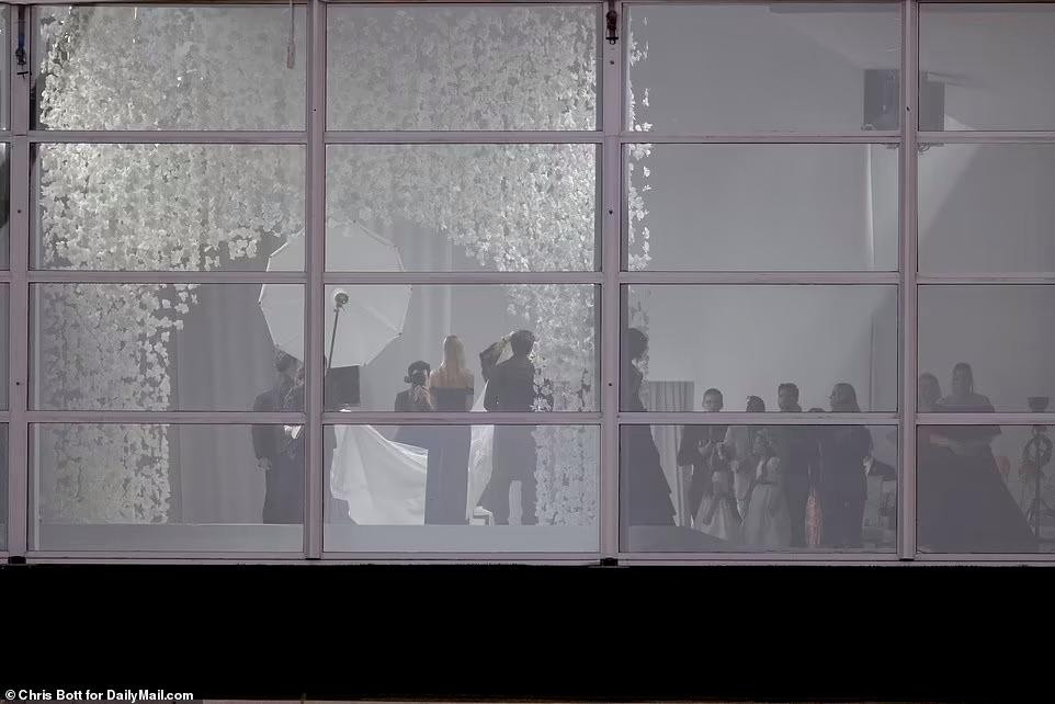 Lễ đường được trang trí bằng hoa trắng.