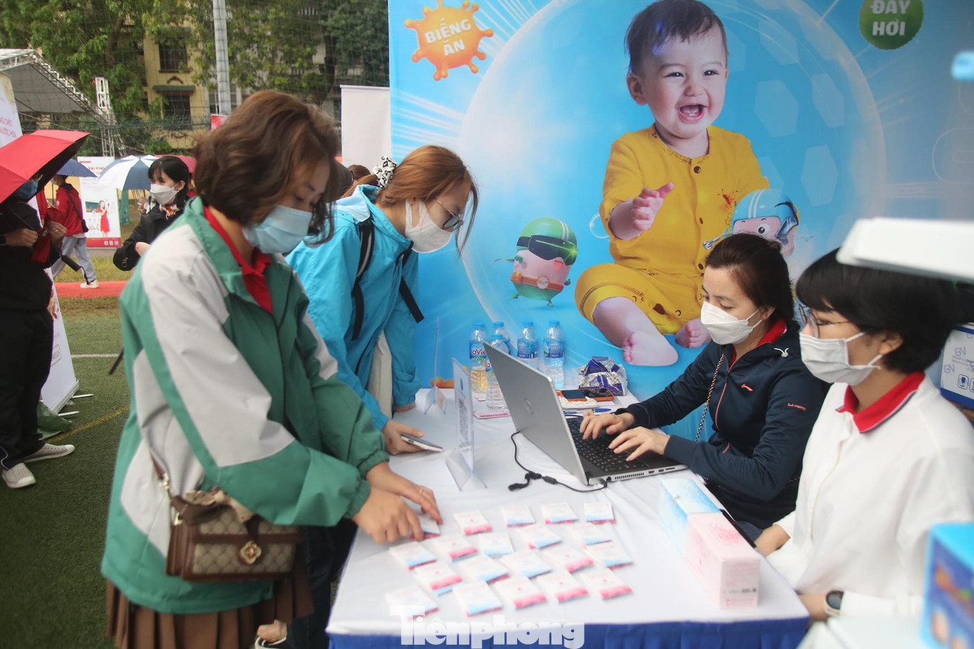 Sản phẩm mẫu được đặt trên bàn lễ tân để khách hàng thuận tiện tìm hiểu. Cùng với đó, nhân viên của Dược Việt Đức cũng sẵn sàng tư vấn.