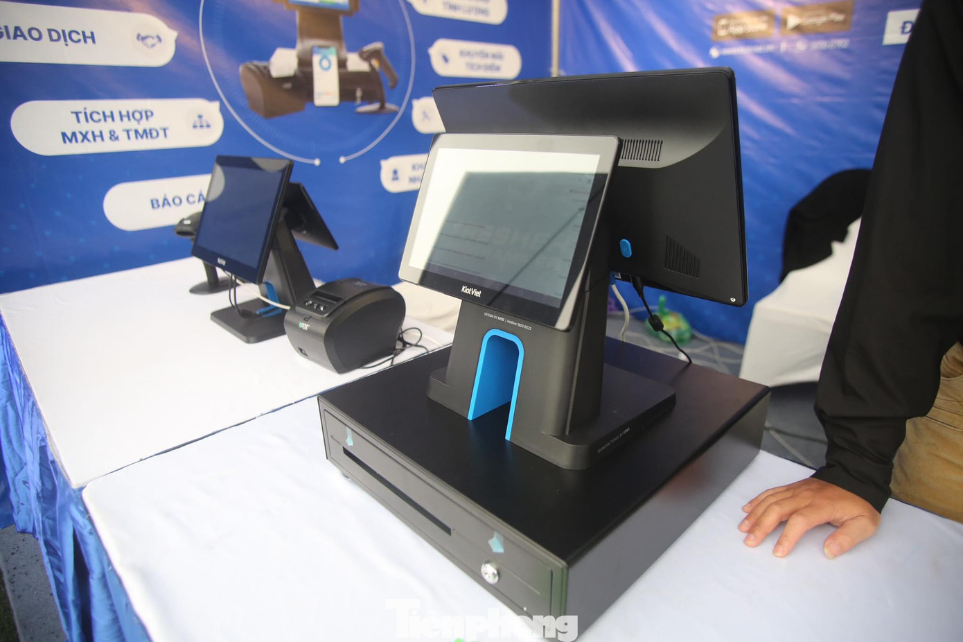 Đón đầu xu thế phát triển các hình thức thanh toán hiện đại, KiotViet đã triển khai và ứng dụng các công nghệ vào thanh toán nhanh chóng, chính xác với mã QR code trên phần mềm KiotViet, để giúp các chủ shop thanh toán dễ dàng và tiện lợi hơn.