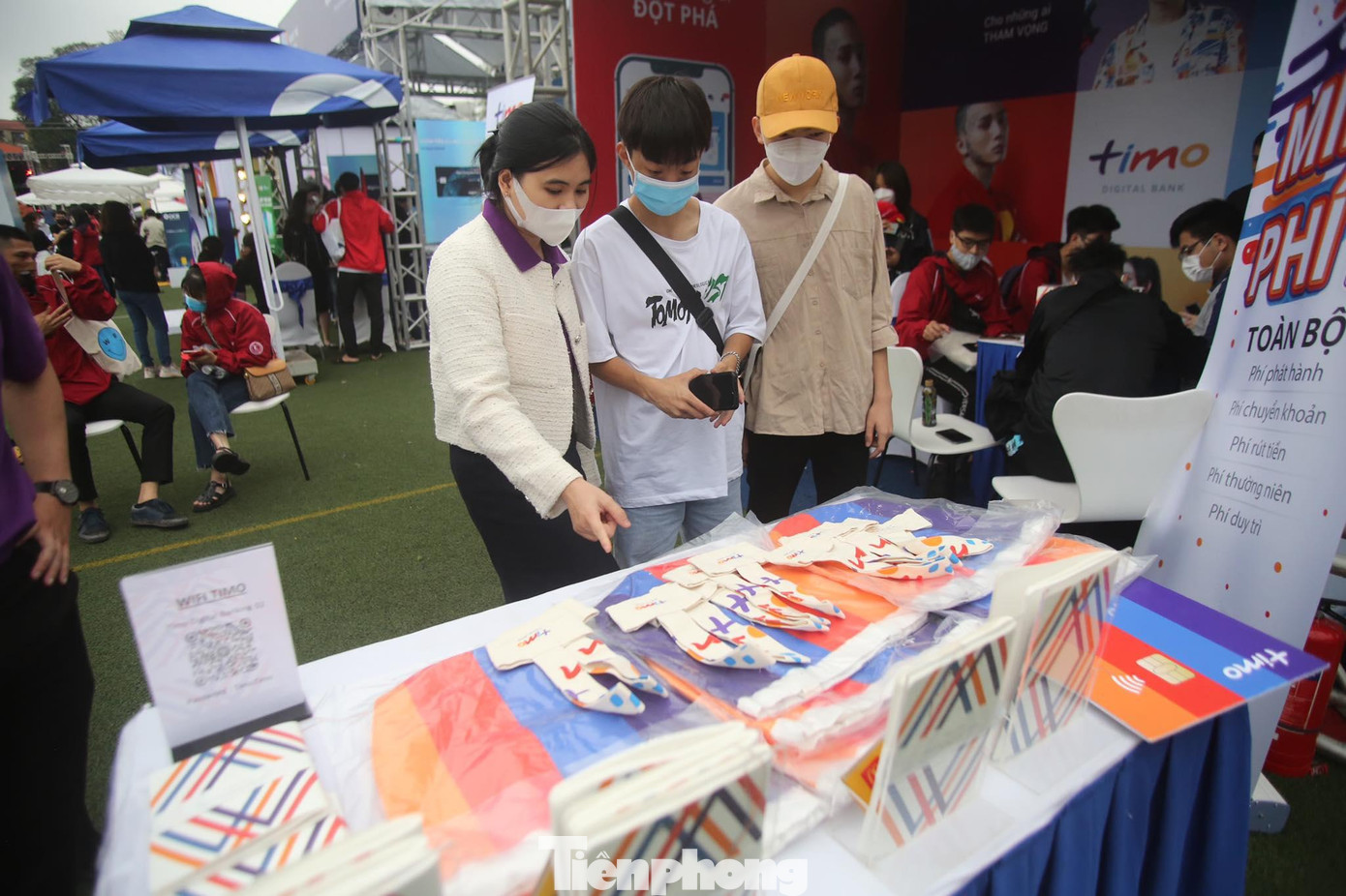 Những món quà được trưng bày ngay trước gian hàng, có nhân viên giới thiệu cho những bạn trẻ quan tâm.