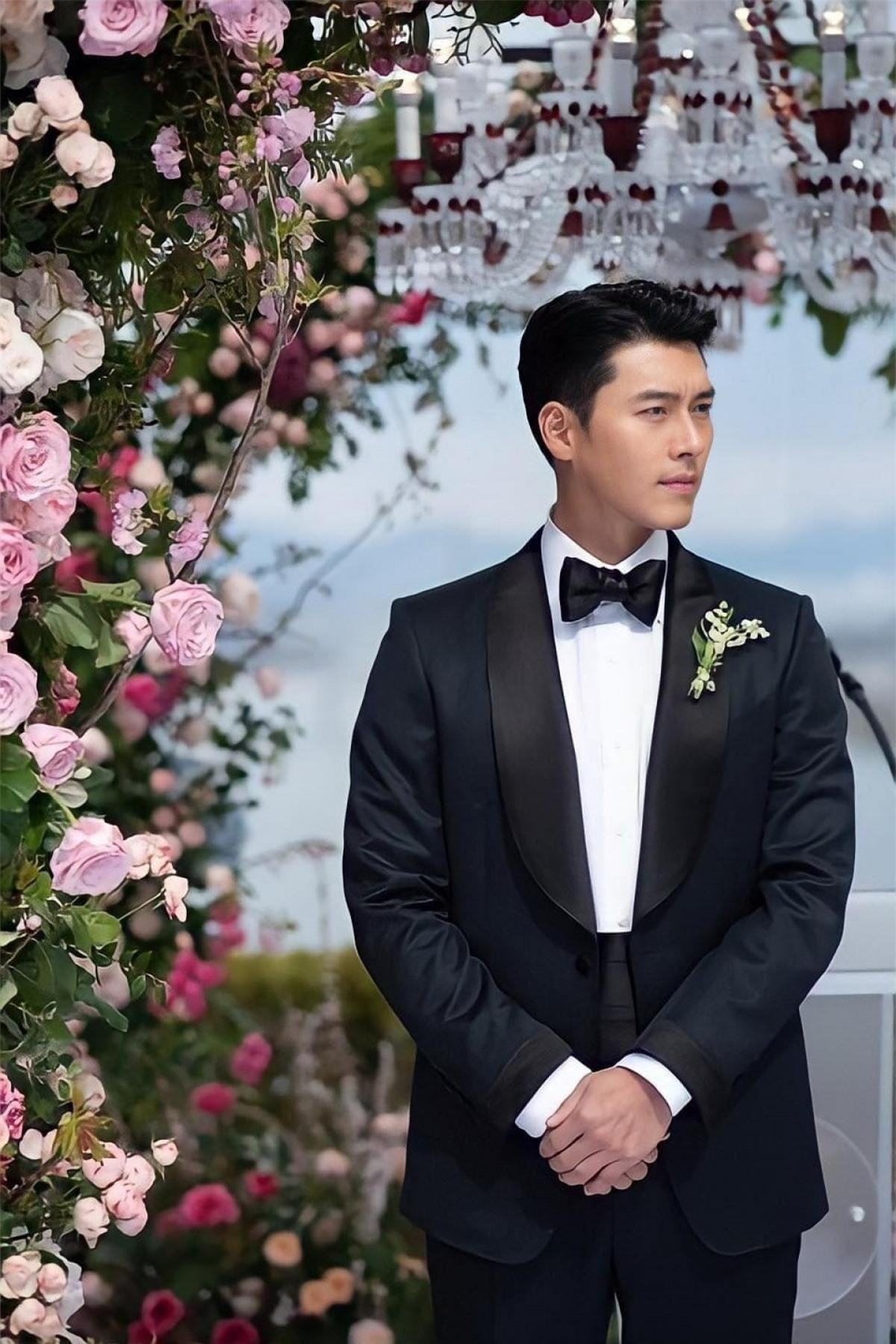 6. Hyun Bin có khối tài sản ròng khoảng 21 triệu USD. Dù cách biệt lớn về tài sản với Top 1, ông xã Son Ye Jin có cát xê mỗi tập phim gần bằng đàn em, 83.900 USD/tập.