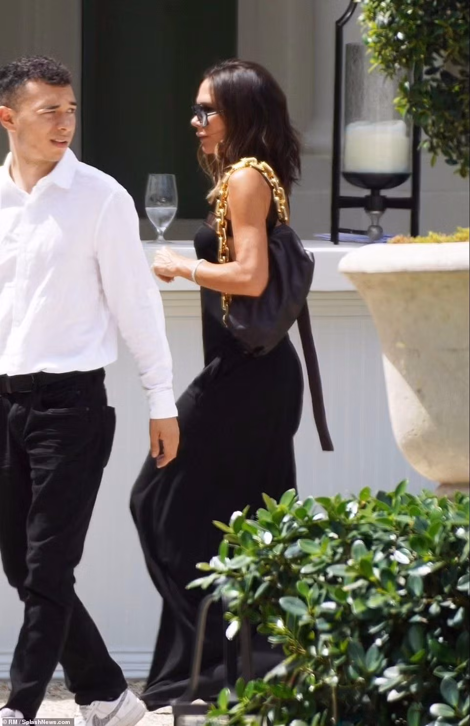 Victoria Beckham trẻ trung ở tuổi 48 trong đầm đen hai dây dài do chính cô thiết kế. Victoria Beckham trẻ trung ở tuổi 48 trong đầm đen hai dây dài do chính cô thiết kế.