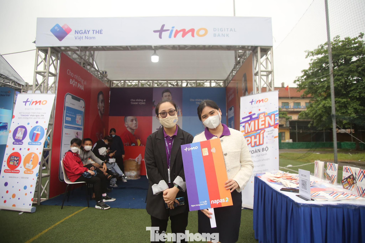 Khi mở thẻ của Timo Bank tại Sóng Festival, khách hàng sẽ được nhận ngay 20.000 đồng và loạt phần quà hấp dẫn như túi Timo, voucher ăn uống, sổ tay và túi đeo ly với mã "TIMOHN".