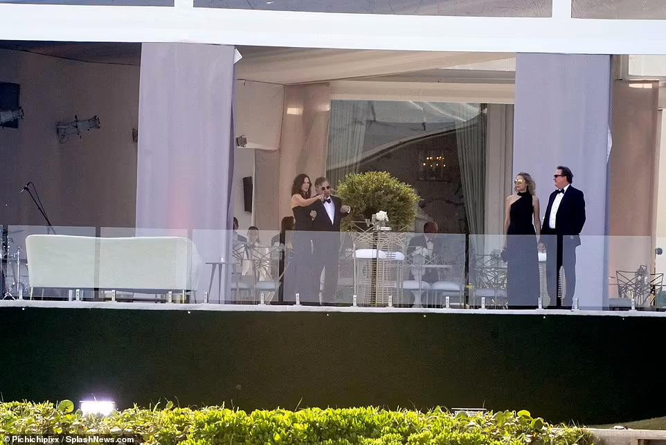 Khoảng 300 khách mời có mặt ở cổng chính dinh thự Peltz vào 15h15 chiều. Tuy nhiên, họ phải trải qua 45 phút kiểm tra nghiêm ngặt theo chỉ đạo của Cảnh sát Palm Beach.