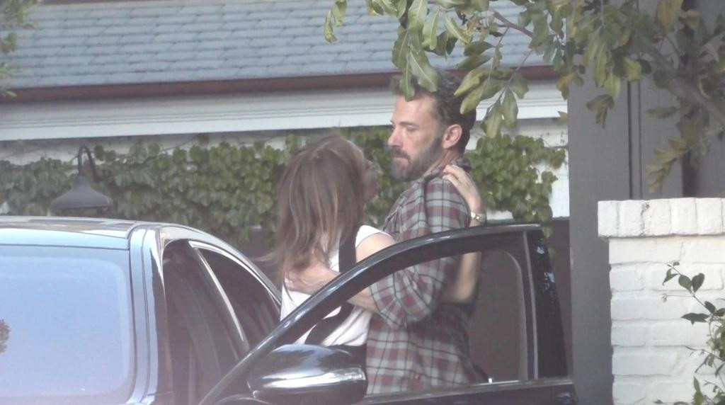 Ban đầu, Ben hưởng ứng theo. Tuy nhiên, sự nhiệt tình của vị hôn thê dường như khiến anh bị choáng ngợp. Anh đã "chống cự" bằng cách đẩy Jennifer ra rồi giơ tay lên trời khi cô cố gắng áp môi vào anh. Ban đầu, Ben hưởng ứng theo. Tuy nhiên, sự nhiệt tình của vị hôn thê dường như khiến anh bị choáng ngợp. Anh đã "chống cự" bằng cách đẩy Jennifer ra rồi giơ tay lên trời khi cô cố gắng áp môi vào anh.