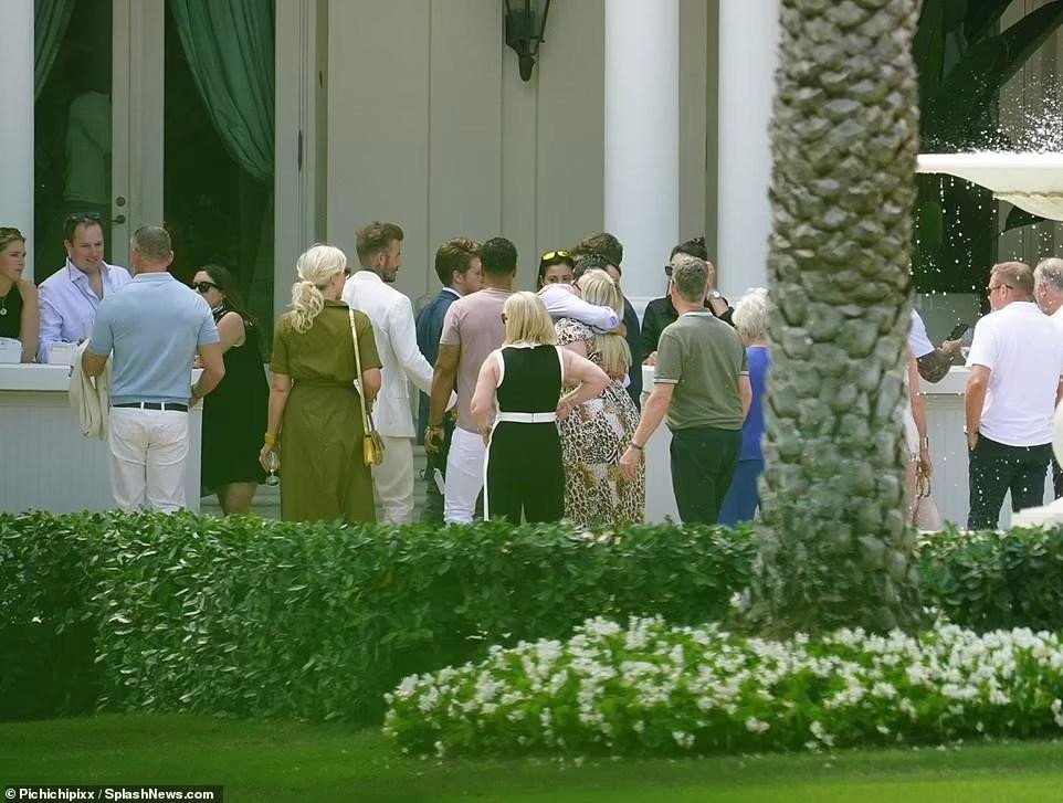 Khác với tiệc tối hôm 8/4 và lễ cưới chính, khách mời dự tiệc sáng mặc trang phục thoải mái hơn.