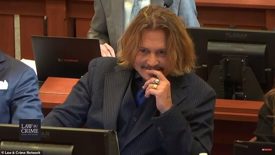 Johnny Depp cười khi nghe bạn thân kể lại những kỷ niệm đẹp. Johnny Depp cười khi nghe bạn thân kể lại những kỷ niệm đẹp.