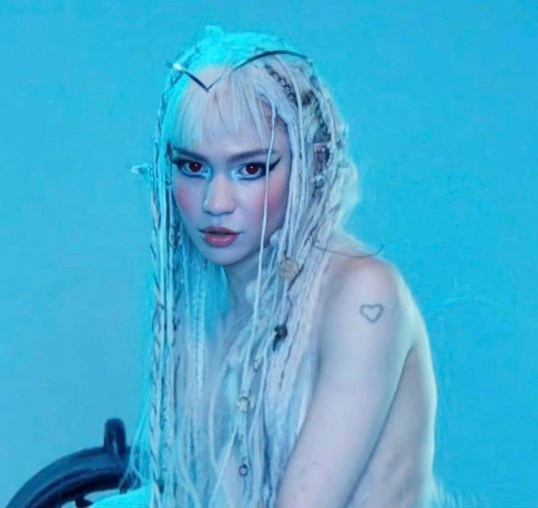 Từ lâu, Grimes nổi tiếng với phong cách khác biệt, pha trộn giữa bí ẩn, kinh dị, siêu nhiên và lãng mạn.