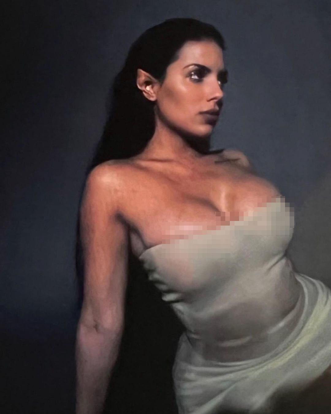 Mới đây, Chaney Jones đăng lên Instagram đăng bộ ảnh khoe "da thịt" nóng bỏng. Trong ảnh, người đẹp 24 tuổi xõa mái tóc xoăn dài đen chấm gót, đeo tai yêu tinh giả, mặc trang phục bó sát tôn đường cong "phồn thực".