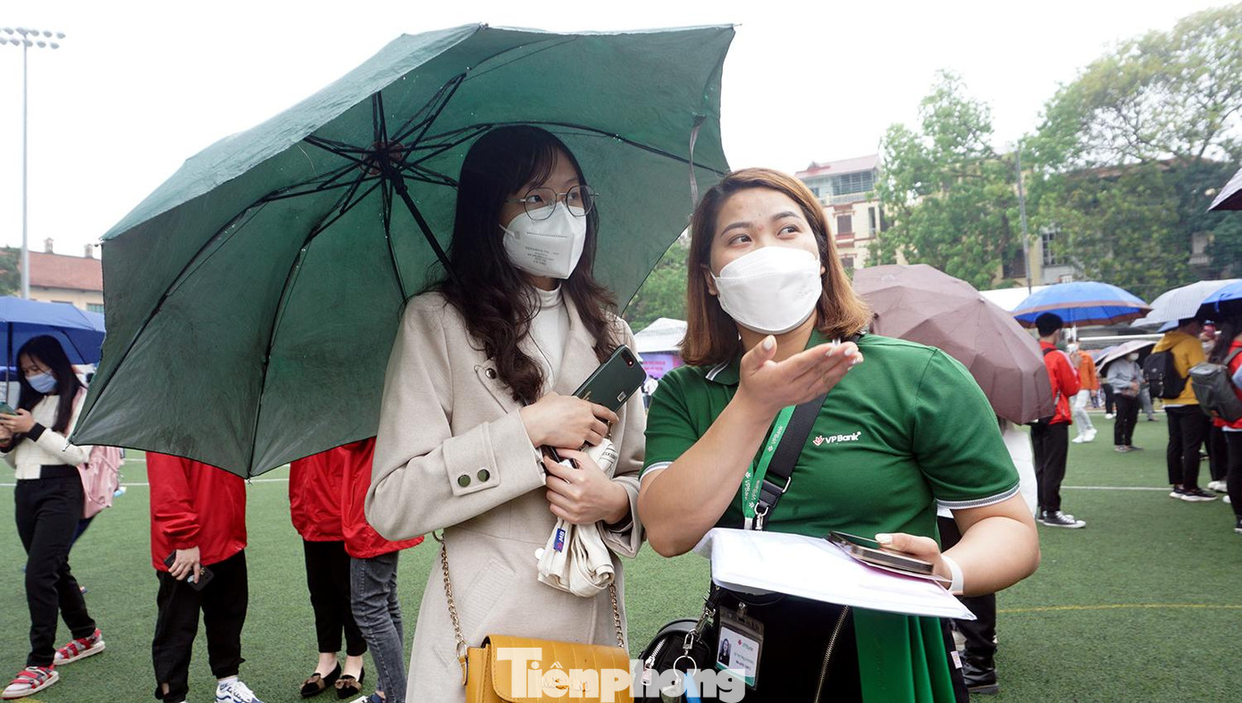 Khách hàng được nhân viên giới thiệu từng gói sản phẩm...