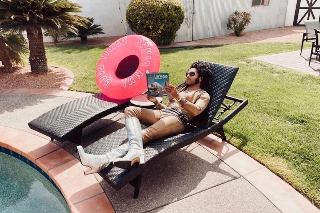 Sau một buổi biểu diễn tại Grammy 2022 tiêu tốn nhiều năng lượng, ca/nhạc sĩ Lenny Kravitz nghỉ ngơi bên hồ bơi trước khi rời khỏi Las Vegas.