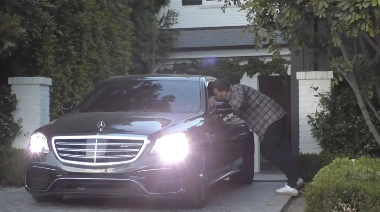 Sau đó, Jennifer ngồi vào trong xe, dường như muốn cất xe giúp vị hôn phu. Ben chủ động hôn J.Lo lần cuối trước khi "mỗi người một ngả". Sau đó, Jennifer ngồi vào trong xe, dường như muốn cất xe giúp vị hôn phu. Ben chủ động hôn J.Lo lần cuối trước khi "mỗi người một ngả".