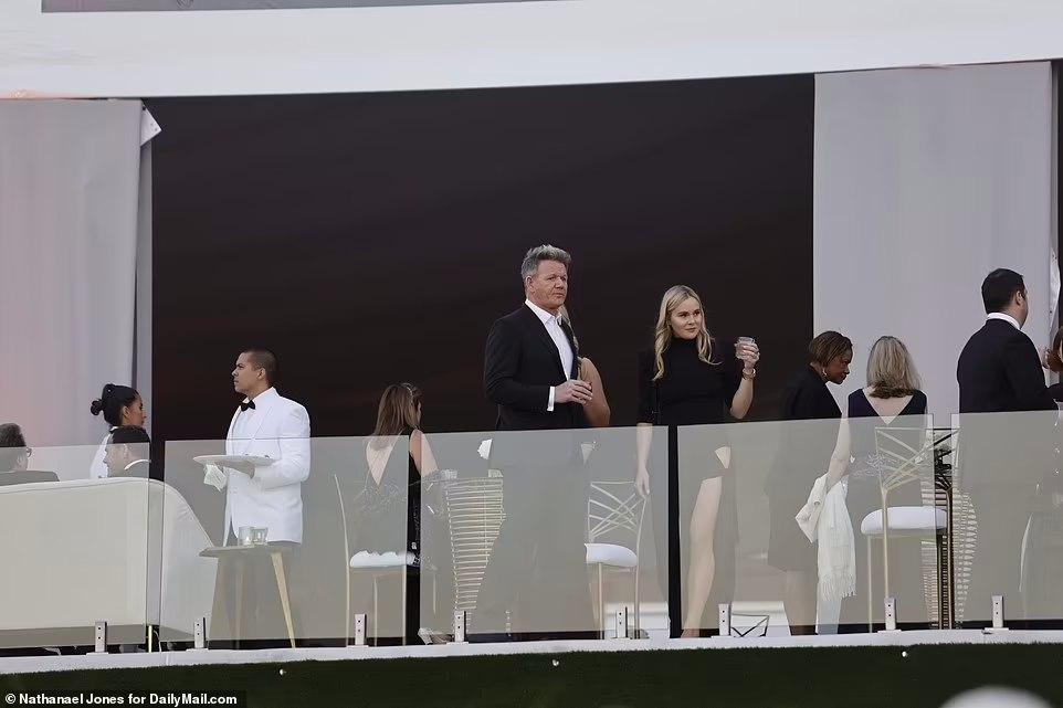 Gordon và con gái Holly cùng khác khách mời khác thưởng thức đồ uống tại khu vực dành cho khách. Khách mời dự tiệc được thưởng thức đồ ăn do đầu bếp Miami Thierry Isambert, người từng nấu cho cựu tổng thống Mỹ Bill Clinton, nấu.