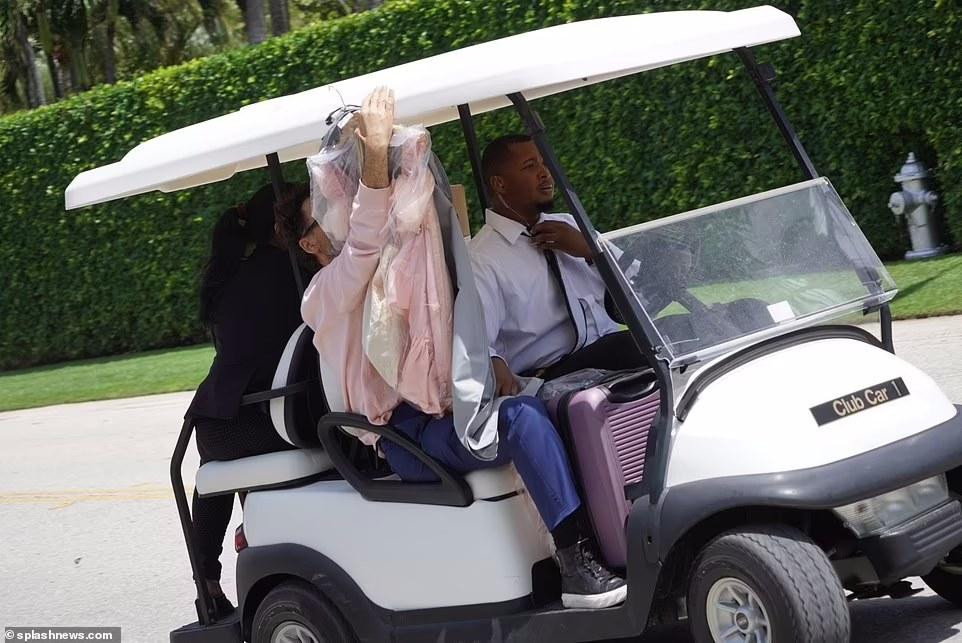 Lễ phục cũng được nhân viên đưa đến vào sáng cùng ngày. Toàn bộ váy cưới mà Nicola mặc đều do nhà thiết kế thời trang Pierpaolo Piccioli của thương hiệu Ý Valentino tạo ra. Cô dâu đã đích thân bay đến Rome để lựa chọn. Cánh săn ảnh đã chụp được hình ảnh nhân viên mang lễ phục đến cho cô dâu.