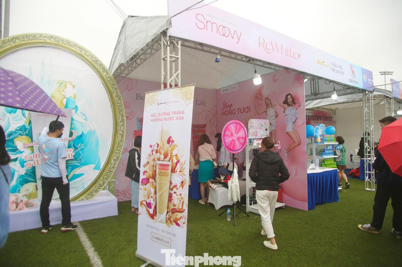 Tham gia sự kiện Sóng Festival - Ngày Thẻ Việt Nam 2022, Dược Việt Đức trưng bày gian hàng thành hai khu vực: sản phẩm cho mẹ &amp; bé và dược mỹ phẩm.