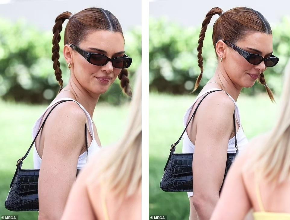 Như hai đồng nghiệp Elsa và Josephine, Kendall tết tóc hai bên, nhưng buộc cao lên trông gọn gàng và cá tính hơn.