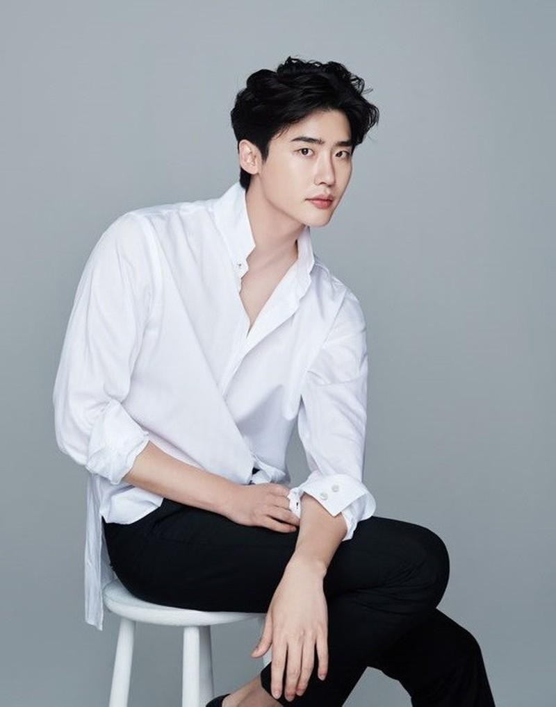 3. Lee Jong Suk có tài sản ròng khoảng 32 triệu USD, xếp hạng 3. Cát xê trung bình của anh khoảng 50.300 USD/tập.
