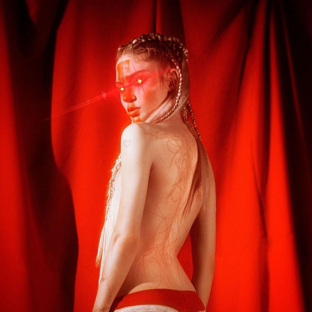 Cô thậm chí xăm lên người không ít hình xăm lấy cảm hứng từ người ngoài Trái đất.