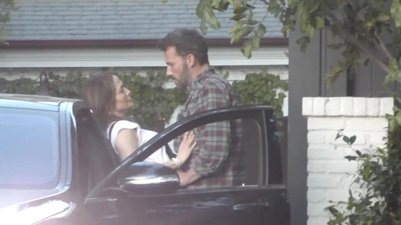 Người đẹp sinh năm 1969 còn xoa ngực người yêu đầy khiêu khích, rồi tiếp tục "cưỡng hôn" nhà sản xuất phim 50 tuổi. Người đẹp sinh năm 1969 còn xoa ngực người yêu đầy khiêu khích, rồi tiếp tục "cưỡng hôn" nhà sản xuất phim 50 tuổi.