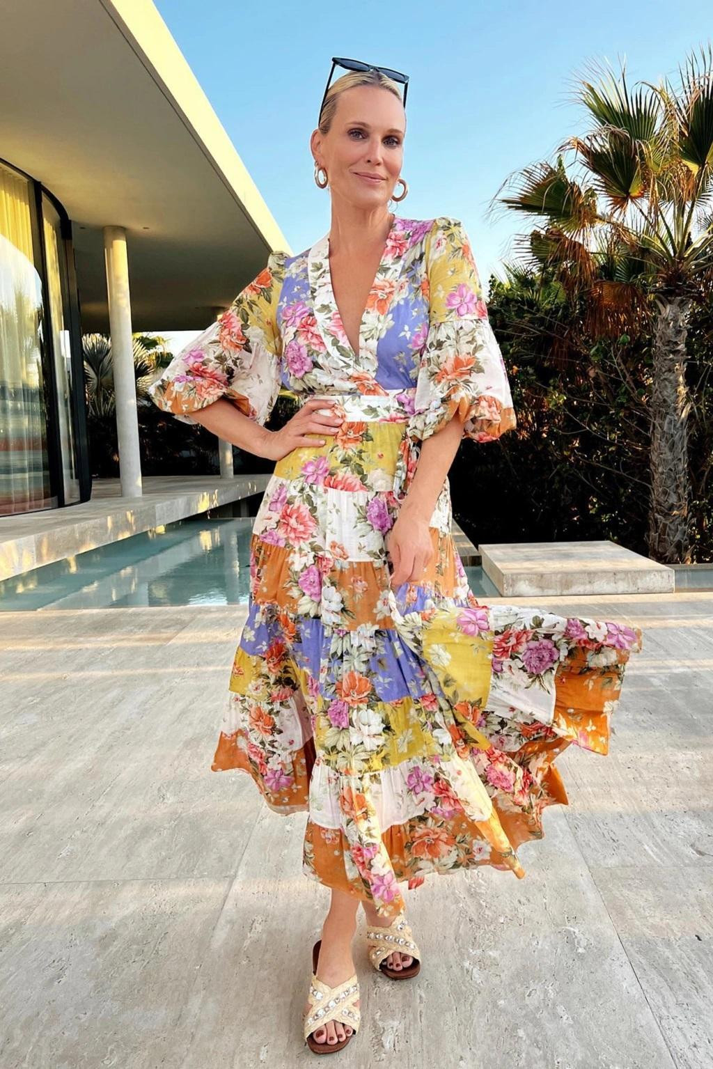 Người mẫu Molly Sims rực rỡ với váy hoa trong chuyến đi đến Mexico.