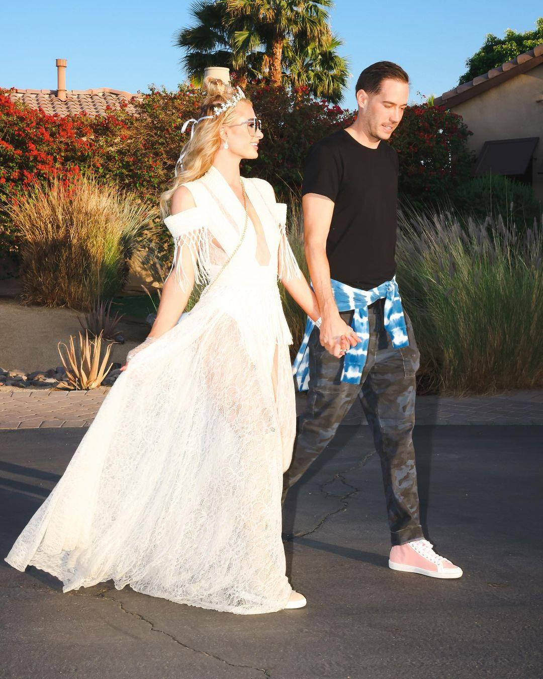 Tối 18/4 (giờ địa phương), Paris Hilton chia sẻ lên Instagram loạt ảnh đi chơi Lễ hội âm nhạc và nghệ thuật Thung lũng Coachella 2022 ngày thứ ba cùng với ông xã Carter Reum.