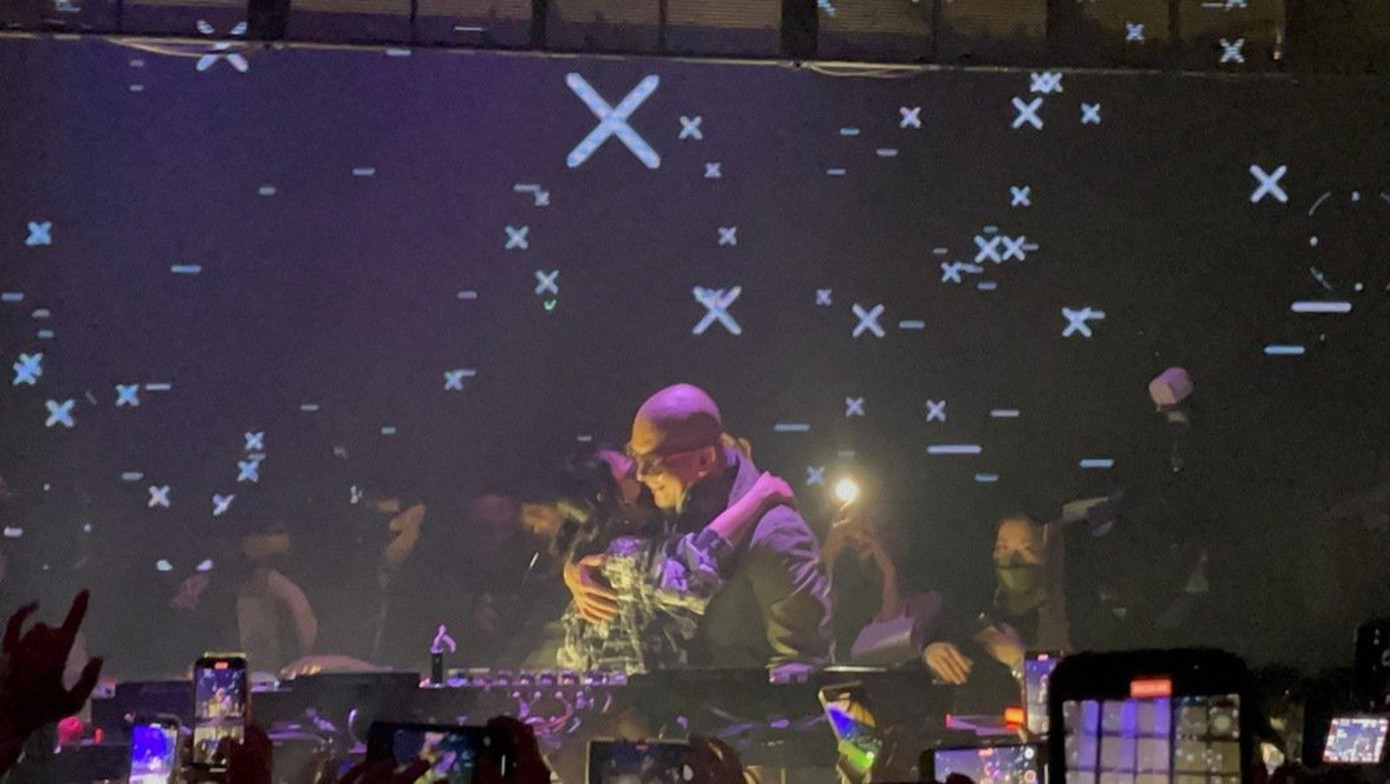 Hai người còn ôm nhau trên sân khấu và dành cho nhau lời tình cảm.