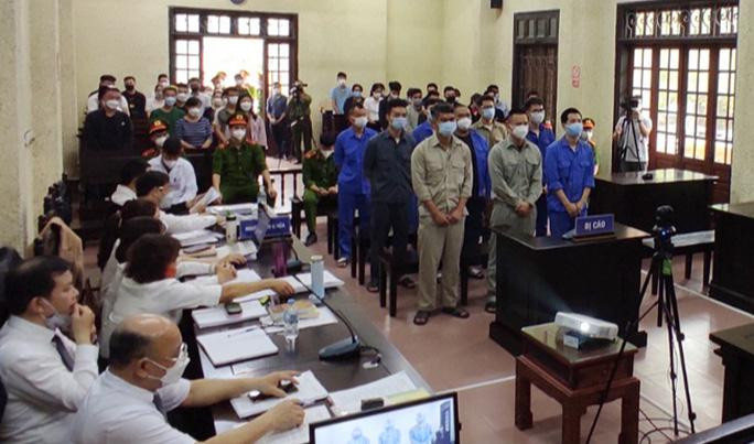 Các bị cáo tại phiên tòa 54 bị cáo trong đường dây đánh bạc ngàn tỉ hầu tòa - Ảnh 1.