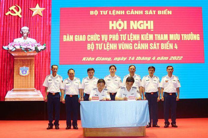 Bàn giao chức vụ Phó Tư lệnh kiêm Tham mưu trưởng Bộ Tư lệnh Vùng Cảnh sát biển 4. Ảnh: BCP