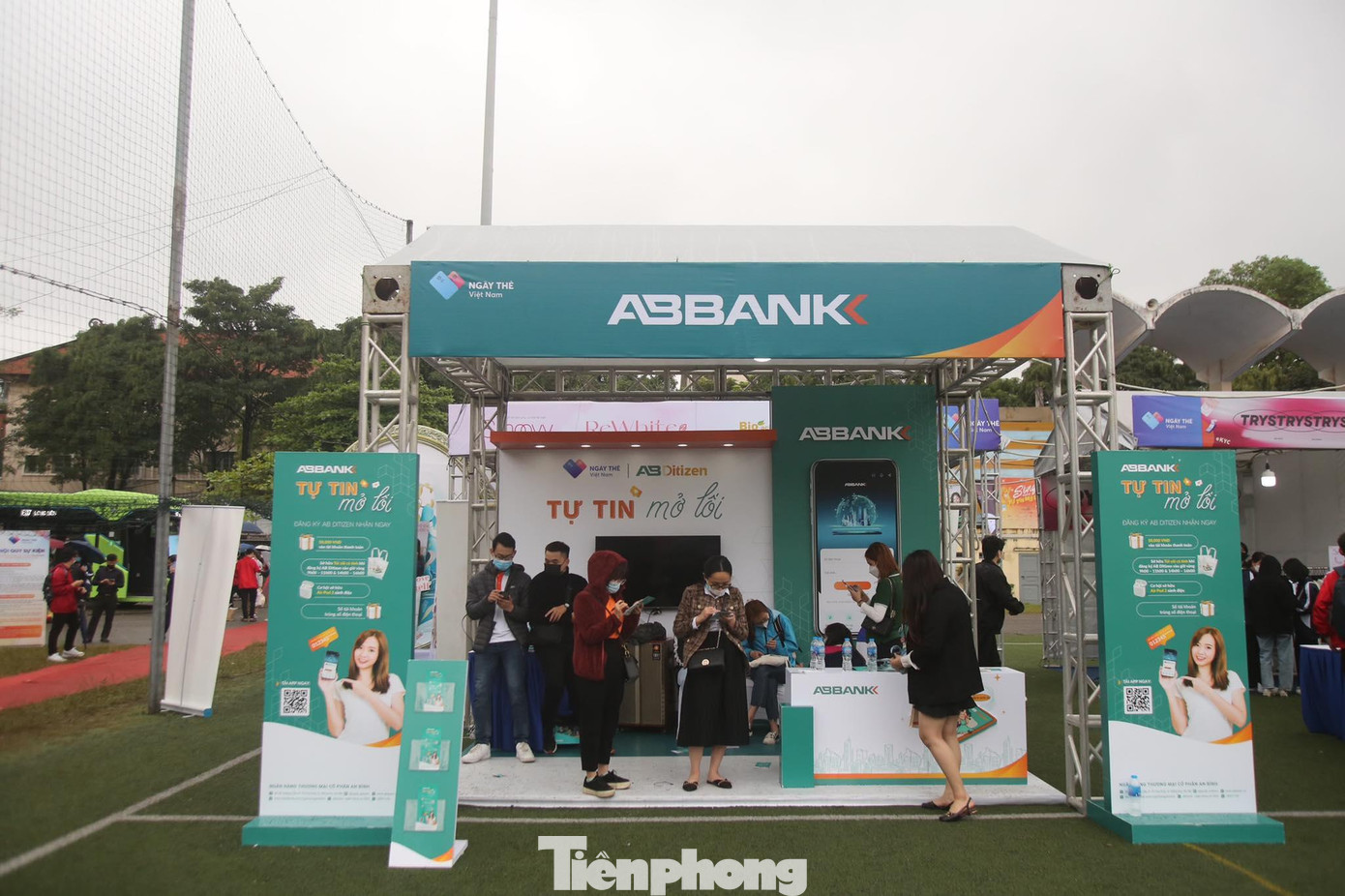 Có vị trí gần cổng vào Sân vận động Bách Khoa (Hà Nội), gian hàng của Ngân hàng Cổ phần Thương mại An Bình (AB Bank) tại Sóng Festival thuận tiện để khách hàng ghé thăm và trải nghiệm dịch vụ thanh toán số.