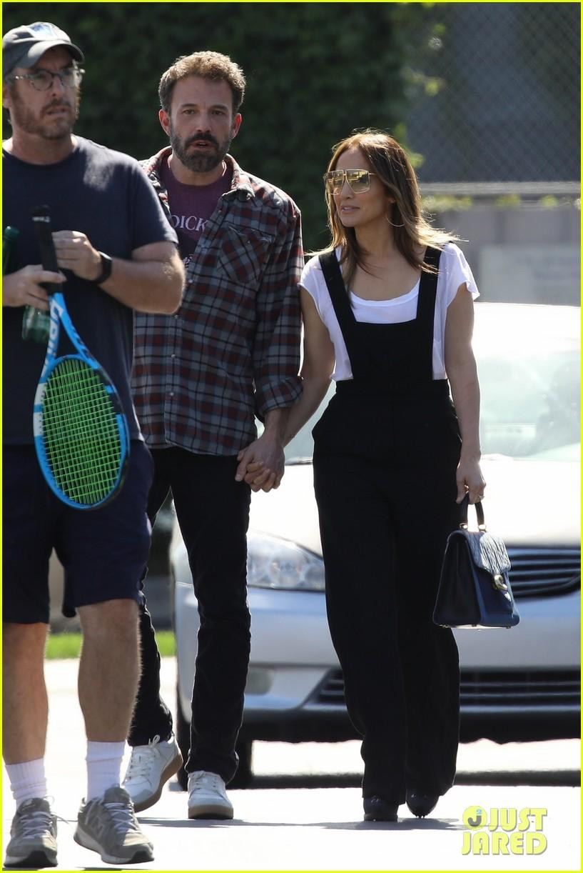 Trên bản tin “On The JLo”, Jennifer tiết lộ được Ben cầu hôn bất ngờ khi đang ngâm mình trong bồn tắm vào một buổi tối thứ Bảy. "Tôi đã cười thật tươi nhưng đồng thời nước mắt tuôn rơi trên khuôn mặt. Tôi cảm thấy vô cùng hạnh phúc. Nó chẳng có gì mới lạ cả, nhưng đó là điều lãng mạn nhất mà tôi có thể tưởng tượng được... Chỉ là vào một buổi tối thứ Bảy yên bình ở nhà, hai người hứa sẽ luôn bên nhau. Cả hai đều rất may mắn. Mấy ai có cơ hội thứ hai với tình yêu đích thực”, nữ ca sĩ chia sẻ. Cặp đôi từng đính hôn vào năm 2002 nhưng không đi đến cái kết đẹp. Vì lý do đó, trong lần đính hôn thứ 2, họ quyết định bí mật thông tin hôn lễ để tránh điều không vui tái diễn. Trên bản tin “On The JLo”, Jennifer tiết lộ được Ben cầu hôn bất ngờ khi đang ngâm mình trong bồn tắm vào một buổi tối thứ Bảy. "Tôi đã cười thật tươi nhưng đồng thời nước mắt tuôn rơi trên khuôn mặt. Tôi cảm thấy vô cùng hạnh phúc. Nó chẳng có gì mới lạ cả, nhưng đó là điều lãng mạn nhất mà tôi có thể tưởng tượng được... Chỉ là vào một buổi tối thứ Bảy yên bình ở nhà, hai người hứa sẽ luôn bên nhau. Cả hai đều rất may mắn. Mấy ai có cơ hội thứ hai với tình yêu đích thực”, nữ ca sĩ chia sẻ. Cặp đôi từng đính hôn vào năm 2002 nhưng không đi đến cái kết đẹp. Vì lý do đó, trong lần đính hôn thứ 2, họ quyết định bí mật thông tin hôn lễ để tránh điều không vui tái diễn.