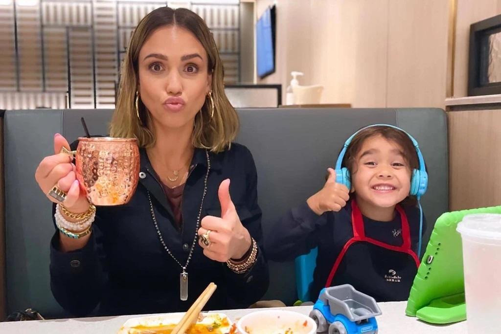 "Thiên thần bóng đêm" Jessica Alba và con trai 4 tuổi Hayes cho đánh giá tốt sau khi thưởng thức bữa ăn tuyệt vời.