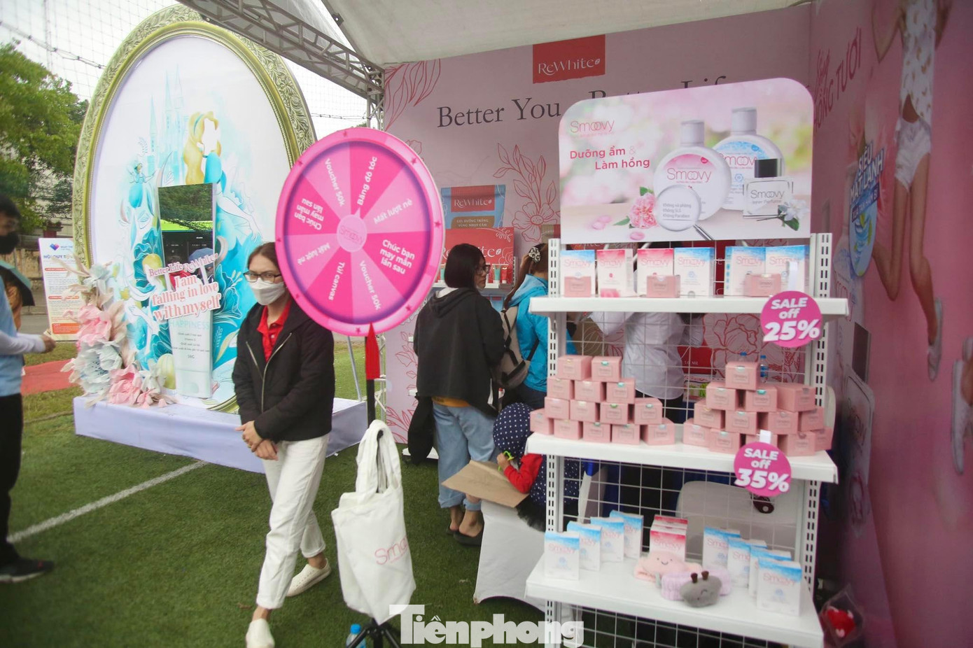 Khu vực dược mỹ phẩm được trang trí màu hồng lãng mạn, thu hút đông đảo chị em ghé thăm. Bên cạnh còn có khu vực để các bạn trẻ chụp ảnh, check-in.