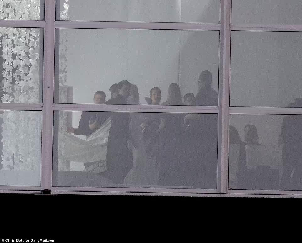 Brooklyn mặc lễ phục áo đuôi tôm màu đen.