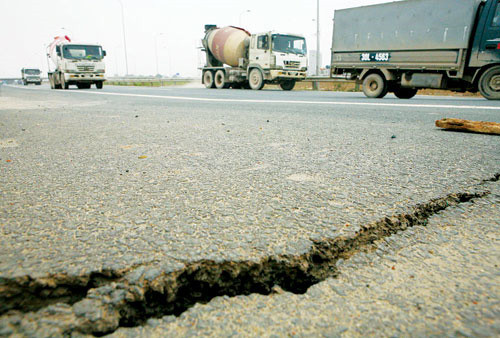 Vết xẻ trên đại lộ Thăng Long. Ảnh: Minh Sang 