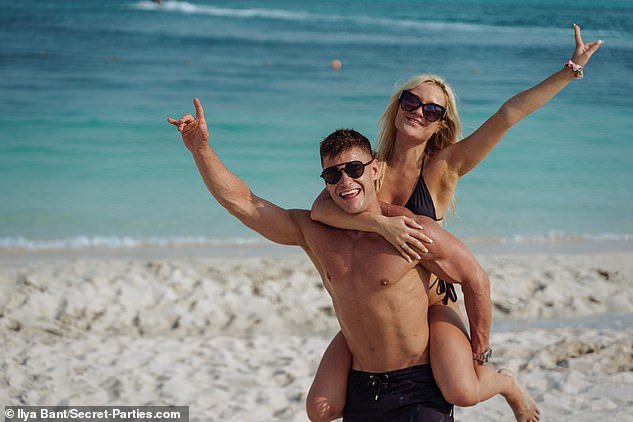 Olivia Buckland khoe body ‘bốc lửa’ cùng chồng tận hưởng tiệc bikini ảnh 5