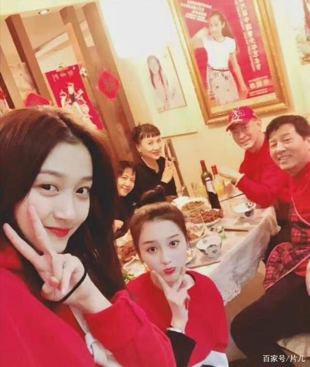 Bất ngờ nhan sắc ‘ăn đứt’ minh tinh của con gái 'Ngộ không' Lục Tiểu Linh Đồng ảnh 5