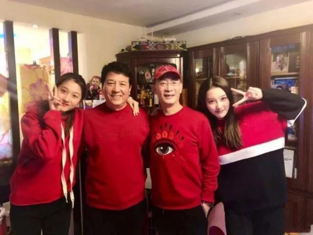 Bất ngờ nhan sắc ‘ăn đứt’ minh tinh của con gái 'Ngộ không' Lục Tiểu Linh Đồng ảnh 2