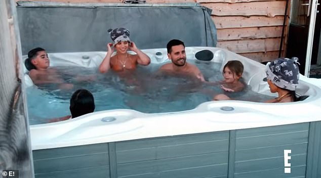 Chị cả nhà Kardashian tắm bồn cùng tình cũ và bạn gái mới ảnh 1