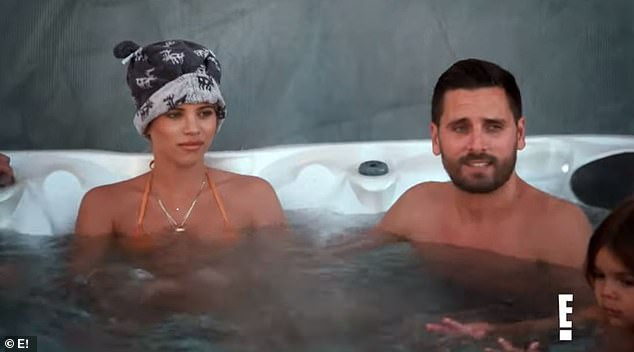 Chị cả nhà Kardashian tắm bồn cùng tình cũ và bạn gái mới ảnh 3